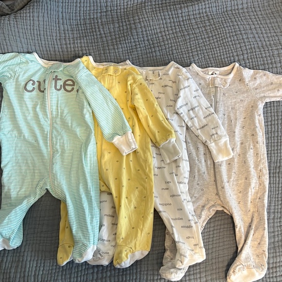 Gender Neutral Zippered onesies - Picture 1 of 2